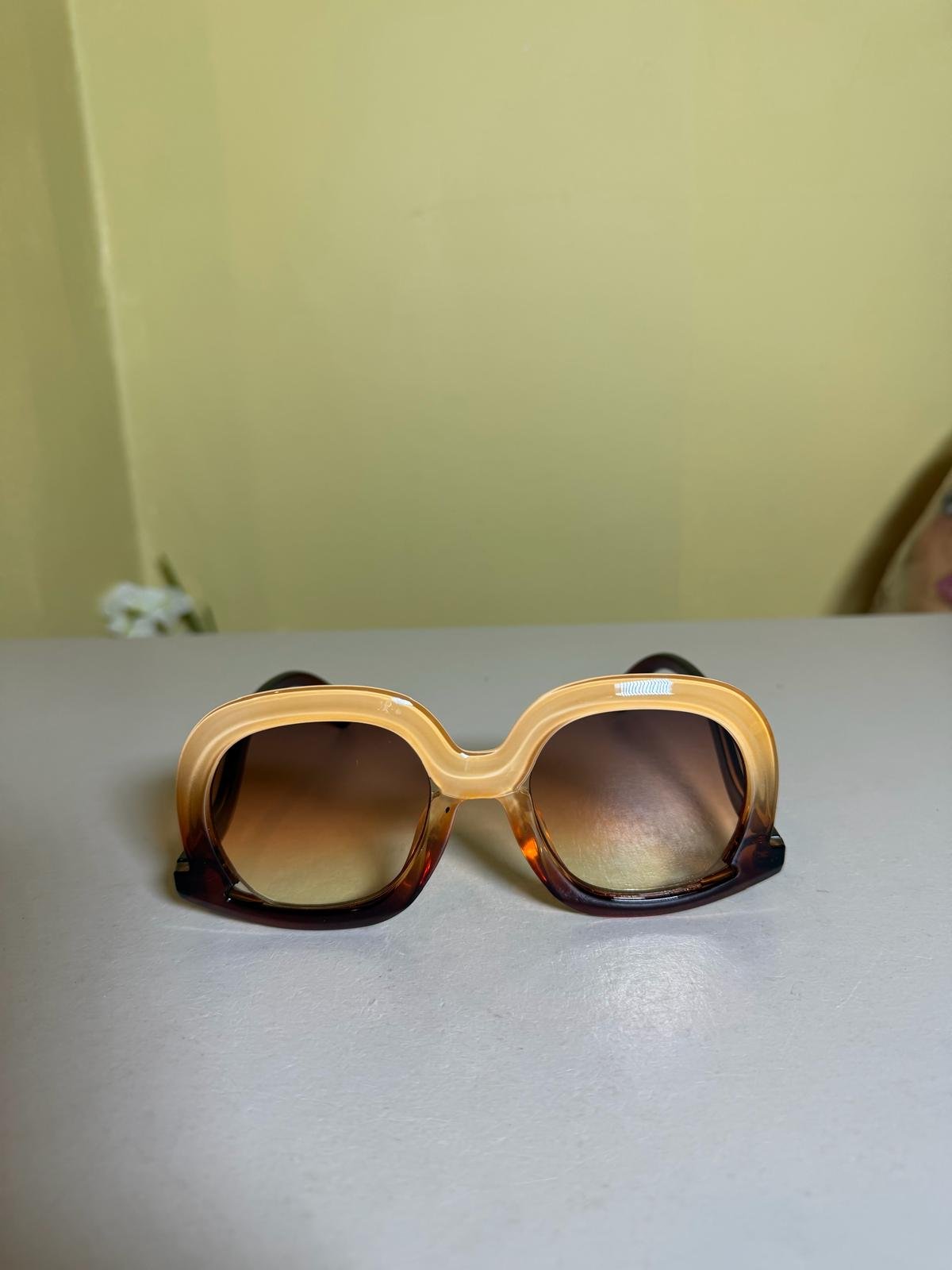 Oversized Round Frame Sunglasses – Beige & Brown Gradient Frame with Brown Gradient Lens